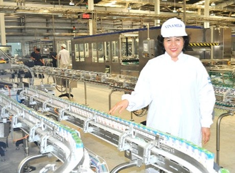 Bà Mai Kiều Liên trong nhà máy sữa nước của công ty tại Bình Dương.