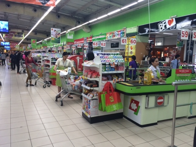 Vào giờ cao điểm nhưng quầy thu ngây vẫn khá vắng vẻ, khách hàng không còn phải xếp hàng dài chờ thanh toán như những kỳ nghỉ lễ trước đó.