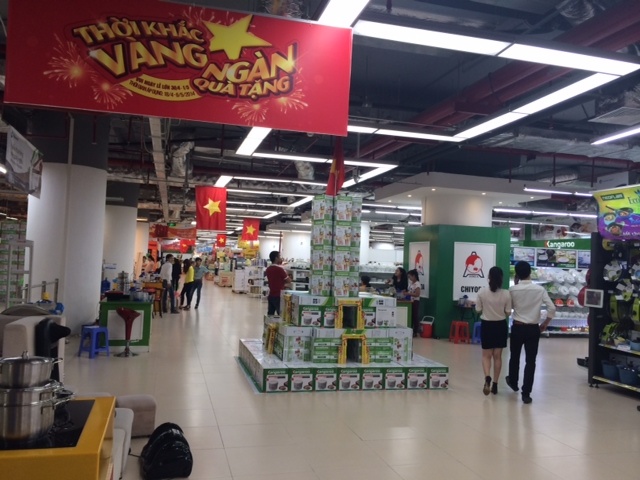 Sieu thi vang, cho e, tieu thuong cung nghi 30/4 hinh anh