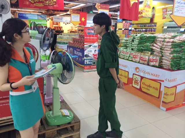 Ngoài khuyến mãi, siêu thị còn cho nhân viên mặc quần áo chú bộ đội tạo cảm giác mới mẻ cho khách tham quan và mua sắm.