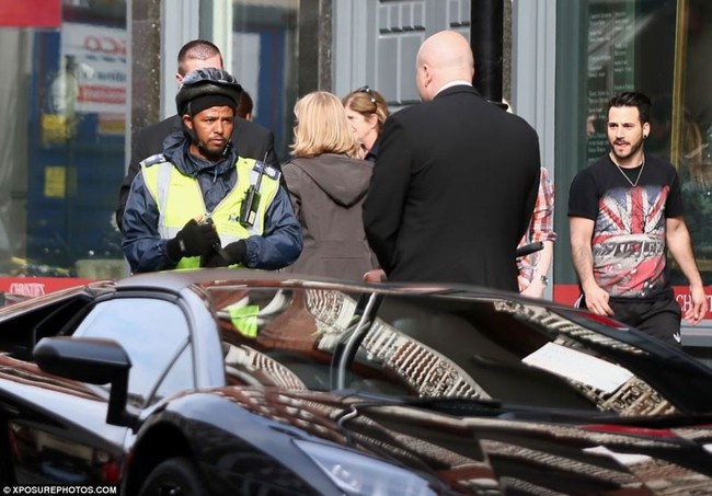 Chiếc siêu xe Lamborghini Aventador LP700-4 của James Stunt bị dán vé phạt.