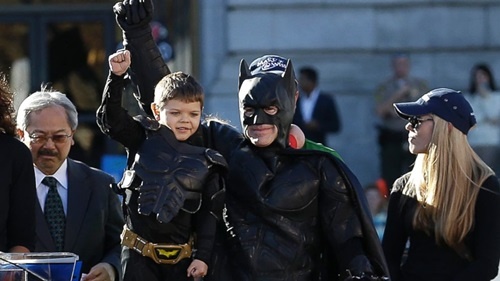 2. To chuc Make-A-Wish: BatKid, 2013 hinh anh