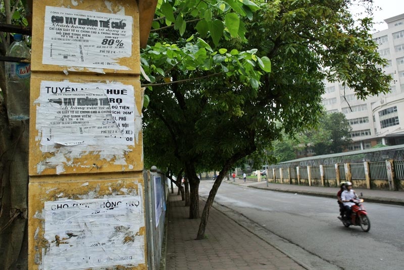 Dán chằng chịt thân cột điện cạnh tường bao khu giảng đường ĐH KTKTCN.