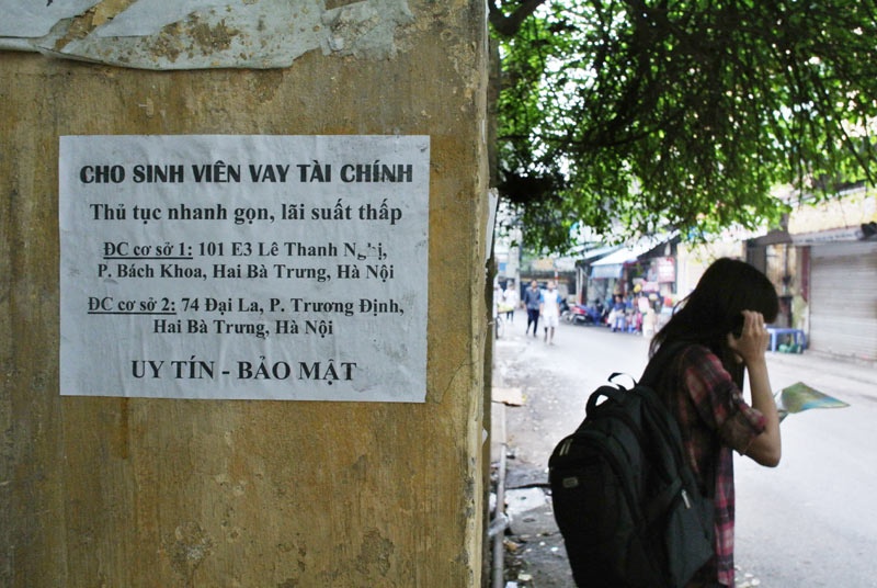 Tín chấp dành ưu tiên cho sinh viên trên trụ một cổng trường ĐH Bách Khoa.