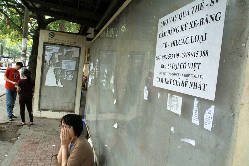 Biển báo, chỉ dẫn bến xe buýt trên đường Tạ Quang Bửu cũng được dán quảng cáo tín dụng đen.