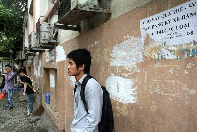 Những bến xe buýt quanh khu vực các trường ĐH thường là nơi lý tưởng cho quảng cáo tín dụng đen.
