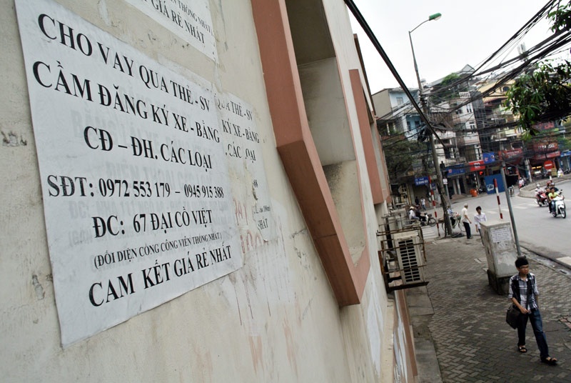 Cũng như những quảng cáo tín dụng đen xuất hiện dày đặc quanh các trường ĐH, quảng cáo dán bên cổng trường Cao Đẳng Nghề Bách Khoa ghi rõ số điện thoại, địa chỉ liên hệ.