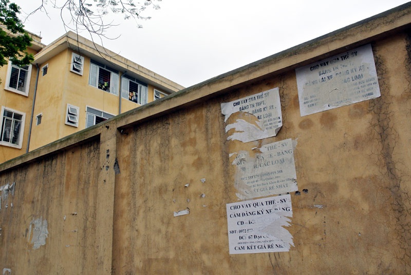 Chúng được dán, sơn khắp nơi, từ khu giảng đường đến ký túc xá và khu trọ của sinh viên, trên mỗi tờ rao vặt ghi rõ số điện thoại và địa chỉ liên hệ.