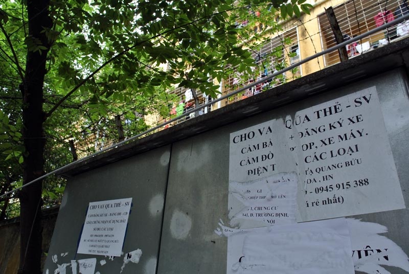 Hộp kỹ thuật điện gần trường Cao đẳng Nghề Bách khoa với lời quảng cáo cho sinh viên vay với lãi suất thấp nhất.