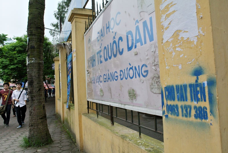 Quảng cáo tín dụng đen sát bờ tường khu ký túc xá ĐH Kinh tế Quốc dân.