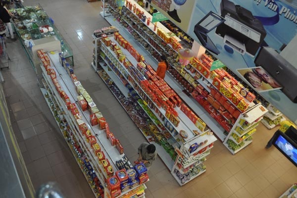 Cho va sieu thi e am mua le hinh anh