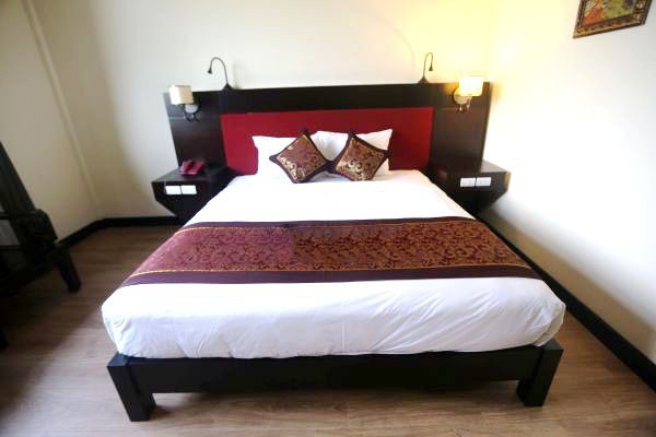 Noi that sang trong trong phong ngu nha khach Bai Dinh hinh anh