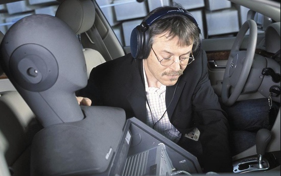 Eckhardt Peithmann, Trưởng nhóm tìm và diệt tiếng ồn của Audi đang đặt microphone vào đầu người nộm để đo độ ồn. Ông có 20 năm làm việc ở Audi và được mô tả là người kỹ tính trầm lặng, căm thù tiếng cót két, kẽo kẹt, tiếng ma sát từ các kết cấu vật liệu gây ra.