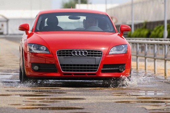 Audi TT được thử nghiệm tiếng ồn tại địa hình có các hố nước trên đường test.