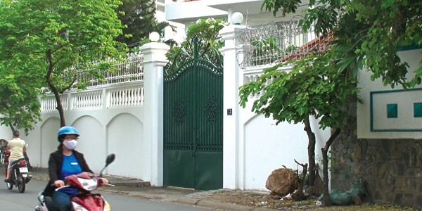 Biet thu doi lot lo cot o khu nha giau Sai Gon hinh anh