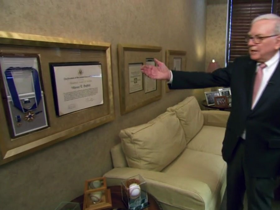 Bên cạnh chứng chỉ Dale Carnegie là chiếc Huân chương Tự do mà Tổng thống Barack Obama đã trao tặng cho ông năm 2010.