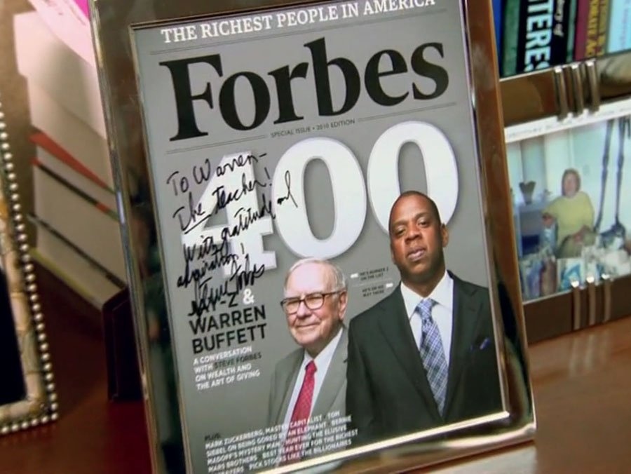 Trang bìa tạp chí Forbes có in hình Buffett và người bạn thân củaông là Jay-Z.