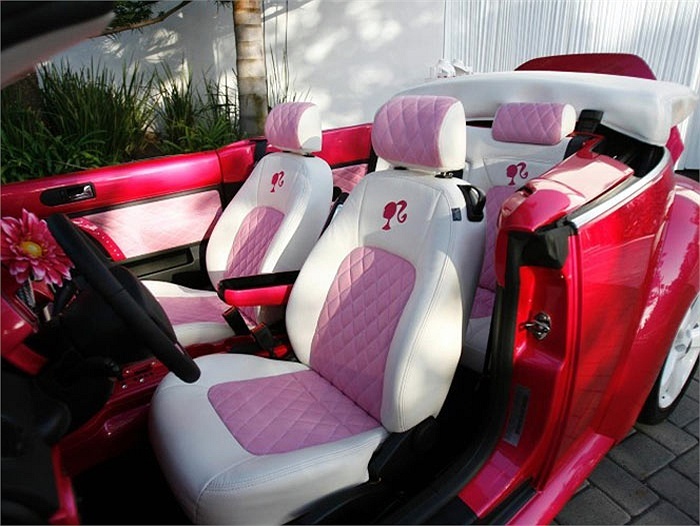 Phiên bản mui trần Volkswagen Beetle kỷ niệm 50 năm sinh nhật cô búp bê nổi tiếng Barbie.