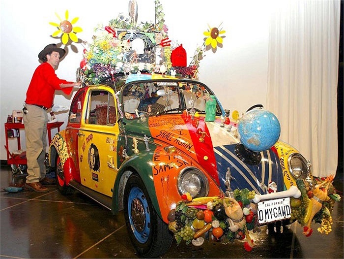 Một chiếc Beetle phiên bản Noel khác với cây thông và hàng loạt vật trang trí.