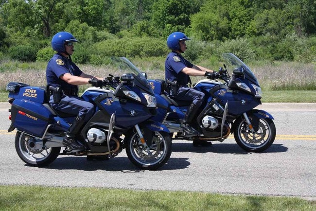 Cảnh sát bang Michigan lái môtô BMW chuyên dụng.