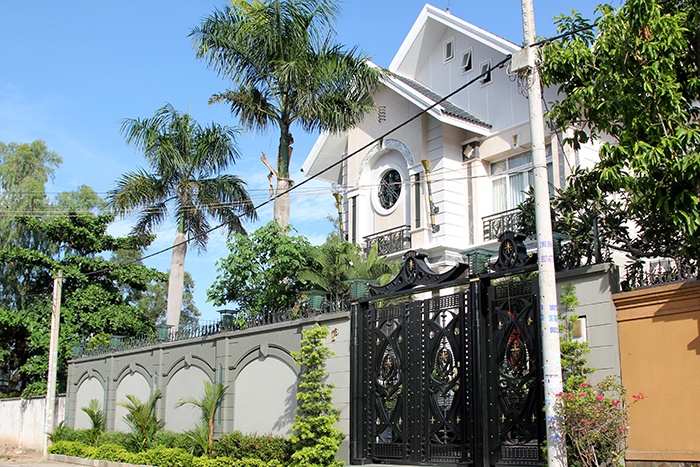 Biet thu chuc ty thanh lo cot bat dac di giua Sai Gon hinh anh