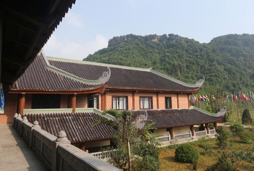 Khách sạn 200 tỉ toàn gỗ quý của đại gia Bái Đính