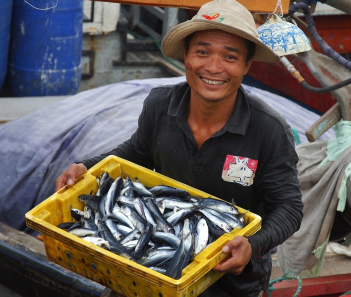 Bat ca chuon bay bang thuyen thung, ghe manh, thu tien trieu hinh anh