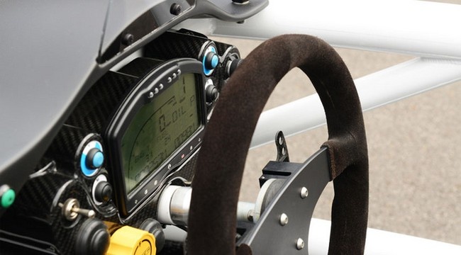 Cụ thể, ở phiên bản mới này, hãng đã tăng áp suất cho bộ tăng áp từ 7.5 psi lên 11 psi. Nhờ đó mà khối động cơ 2.0 lít trên Atom 3.5R lấy từ chiếc Civic Type R có công suất đạt 350 mã lực so với 310 mã lực trước đó.