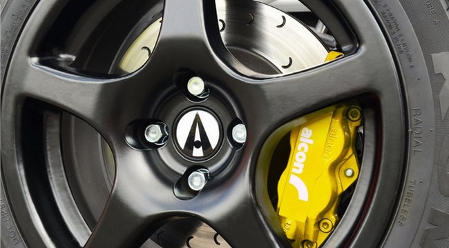  Nhờ động cơ được hiệu chỉnh và trọng lượng xe nhẹ, Atom 3.5R có thể tăng tốc từ 0 – 100 km/h trong vòng 2,6 giây, đạt vận tốc 160 km/h trong 6 giây và có thể đạt đến vận tốc tối đa 250 km/h.