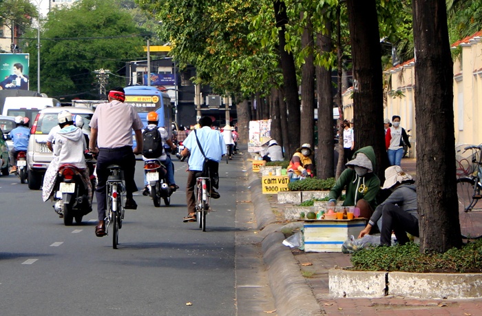 Bi mat cam vat gia 7.000 dong o via he Sai Gon hinh anh