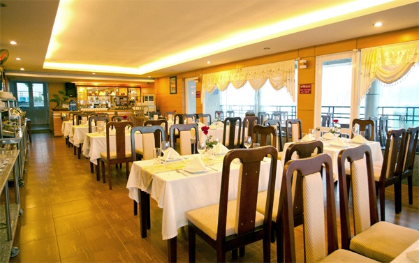 Hàng quán ế ẩm vì dân làm công ăn lương thắt chặt chi tiêu, hạn chế ăn hàng, tích cực nấu cơm nhà đem đến cơ quan ăn.