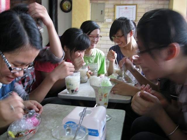 Nang nong 40 do C, nguoi Ha Noi do xo mua do giai nhiet hinh anh