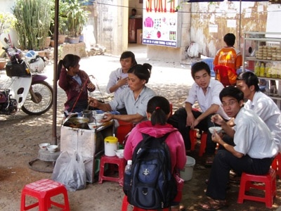 Muon ban hang rong, com bui phai 'di thi' hinh anh