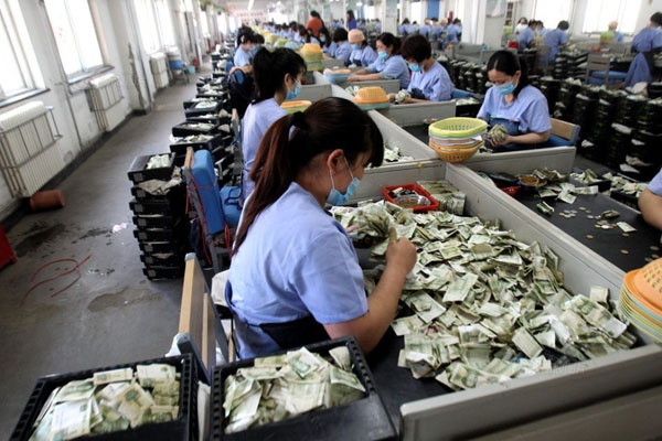 Theo một trang web đáng tin cậy của Trung Quốc đã cho đăng tải những hình ảnh của một công ty vận tải ở thành phố Trịnh Châu, tỉnh Hà Nam. Theo website này cho biết, công ty vận tải có khoảng 5000 đầu xe bus, để kiểm kê số lượng tiền lẻ trong ngày, 100 nhân viên nữ này phải ngồi làm việc 10 tiếng liên tục mới có thể kiểm kê xong.