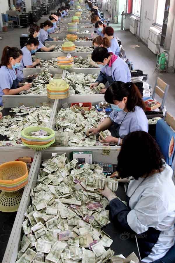 100 nhan vien xe bus dem 'nui' tien trong 10 tieng hinh anh