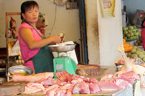 Xom giam doc ban thit heo, rau cu o ngoai o Sai Gon hinh anh