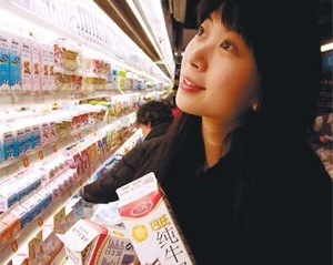 Hang sua Trung Quoc bi cao buoc dung nguyen lieu doc hai hinh anh