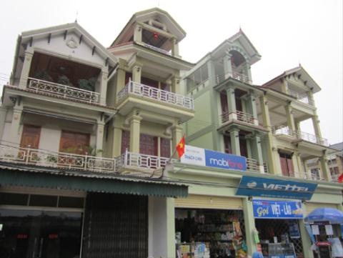 Choáng ngợp trước một trong số những dinh cơ trong làng.