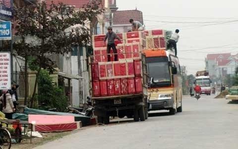 Những chuyến xe chở đầy hàng gia dụng sẽ vượt QL 7A sang Lào “nhả hàng