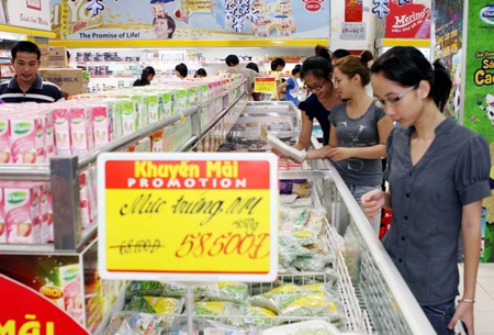 Sieu thi den tan nha ruoc khach hinh anh