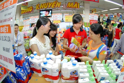 Các chương trình khuyến mãi, giảm giá nhằm thu hút người tiêu dùng đến mua hàng.