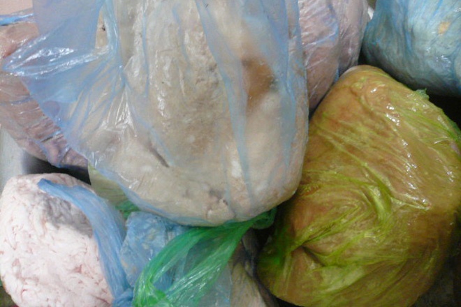 Nguyên liệu rẻ xếp chật cứng trong tủ lạnh được đấu với mỗi cối giò theo “bí quyết” chia tỉ lệ của chủ sản xuất .