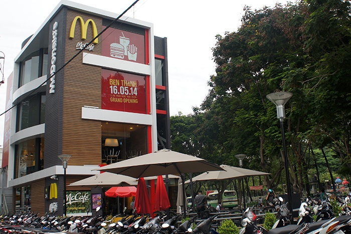 McDonald's Ben Thanh dung bang chuyen mang do an cho khach hinh anh