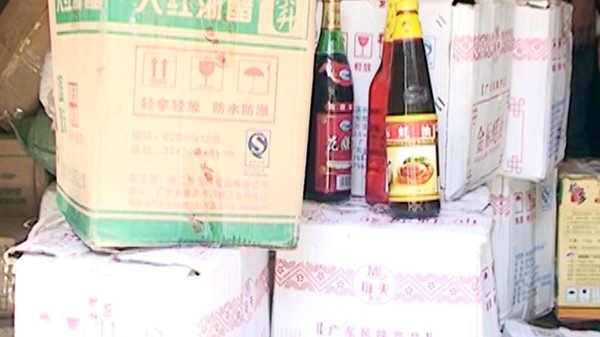 Qua rà soát trong sáng 28-8, các trinh sát của đơn vị Đội CSĐT về TTQLKT&CV – CAQ Hoàn Kiếm phát hiện tại số nhà 35, ngõ 203 đường Hồng Hà, phường Phúc Tân, quận Hoàn Kiếm tập kết 40 thùng hàng, bên trong đựng nhiều loại chất phụ gia có nhãn mác in chữ Trung Quốc. Những thùng hàng này bao gồm 1.000 chai dầu hào, 300 kg mù tạt, 200 chai dầu ăn, gần 500 chai giấm đều không có hóa đơn, chứng từ chứng minh nguồn gốc.