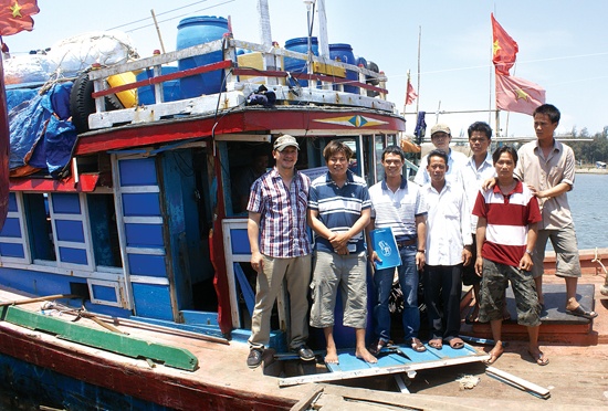 Ngư dân Nguyễn Lộc đưa tàu vào bờ sửa chữa, sẵn sàng tiếp tục vươn khơi bám biển Hoàng Sa.