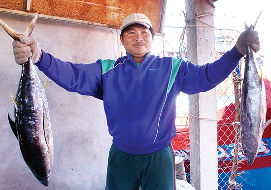 To quoc tren nhung chuyen tau bam bien vuon khoi hinh anh