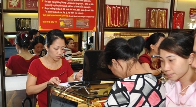 Vi sao gia vang dot ngot tang manh? hinh anh