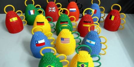 Kèn Caxirola được bán với giá 50.000 đồng/chiếc.