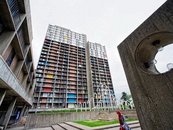 Be 15 thang tuoi song sot than ky sau khi nga tu tang 11 hinh anh