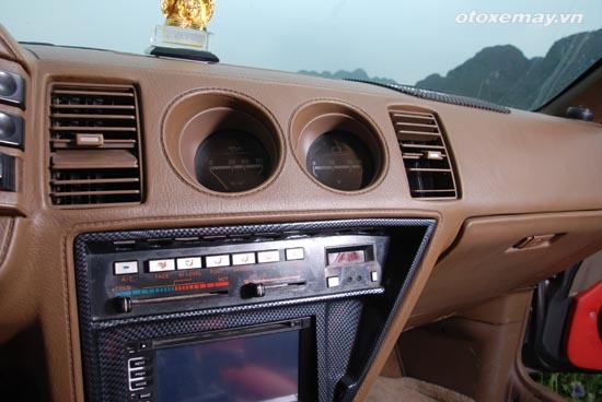 Bệ trung tâm cầu kỳ với vật liệu bọc da.